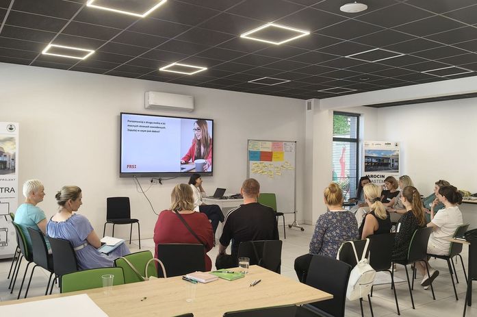 Pierwsza grupa osób poszukujących pracy rozpoczęła udział w projekcie „Spójnia” w Jarocinie